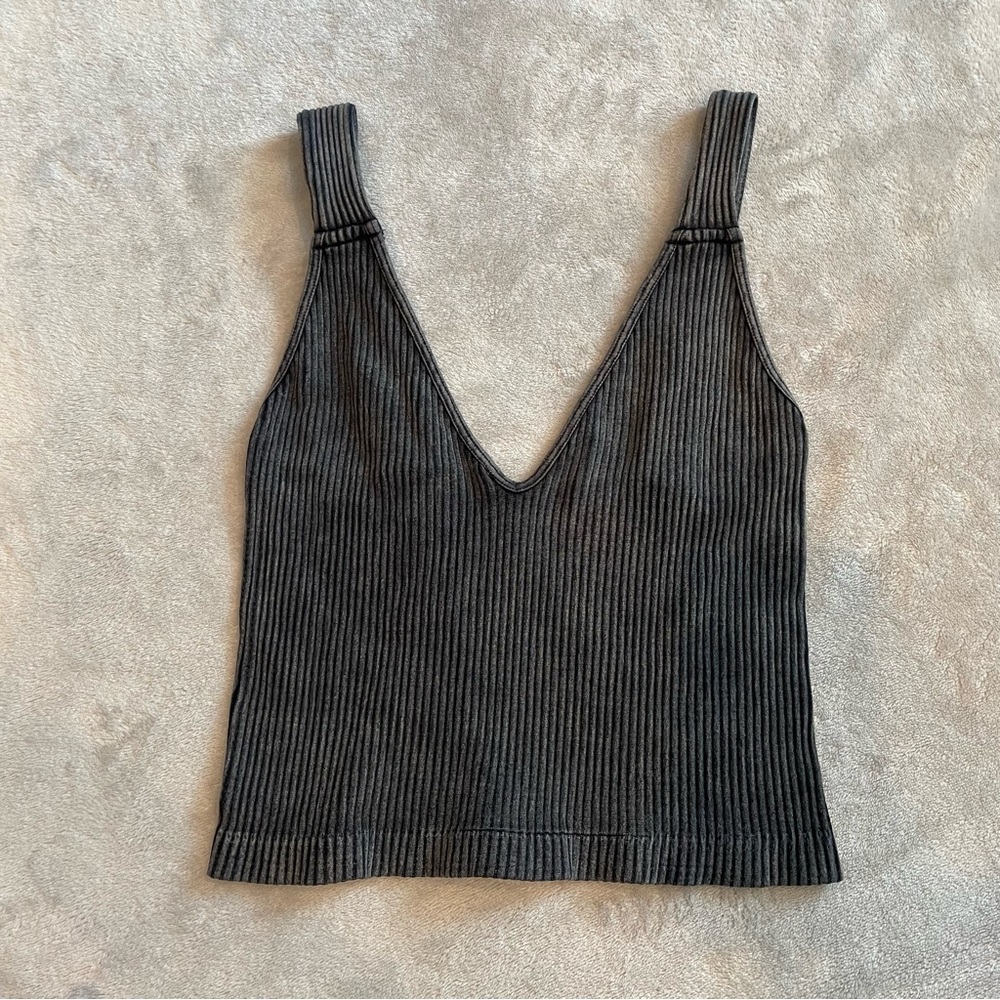 black ribbed cropped tank top